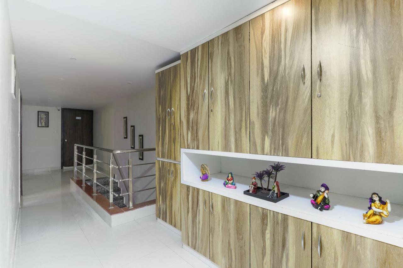Oyo 47110 Hotel Royal Palace Naroda Eksteriør bilde