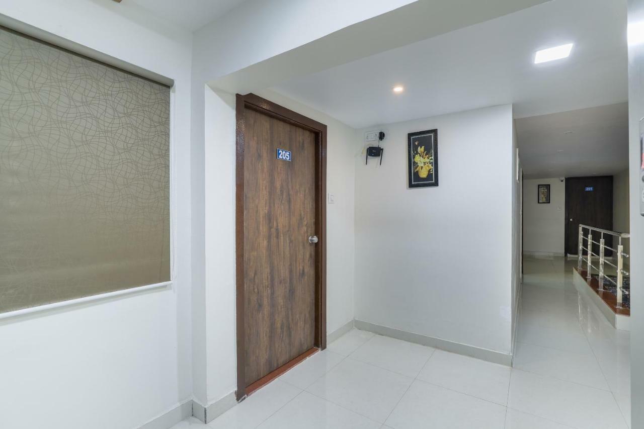 Oyo 47110 Hotel Royal Palace Naroda Eksteriør bilde