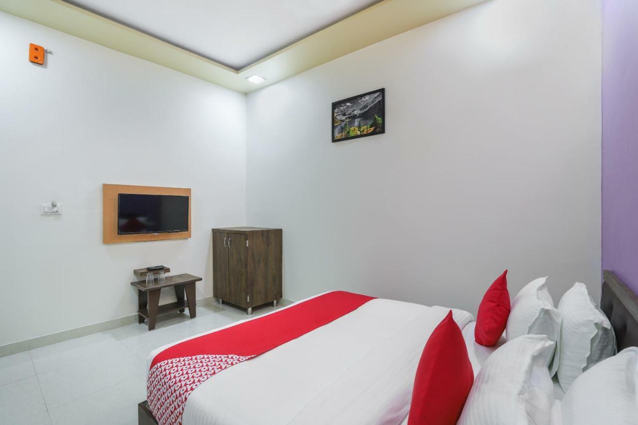 Oyo 47110 Hotel Royal Palace Naroda Eksteriør bilde